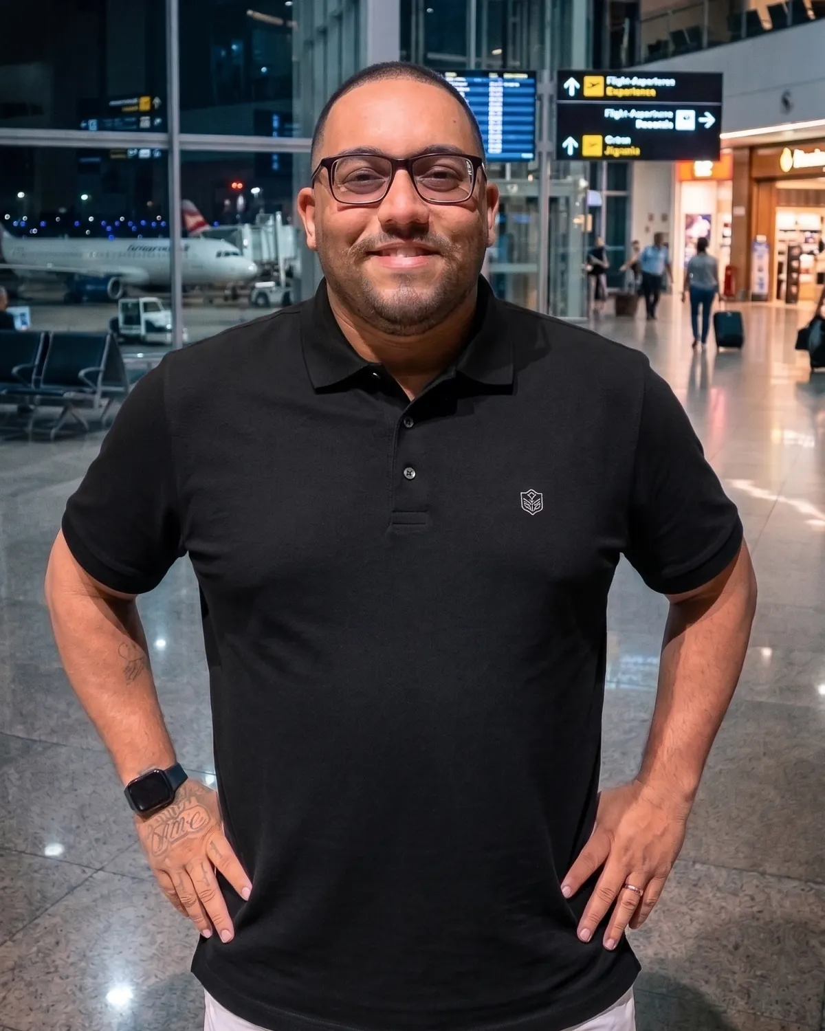 Thiago Guerra, fundador da YOUCAN Travel, sorrindo no saguão de embarque de um aeroporto